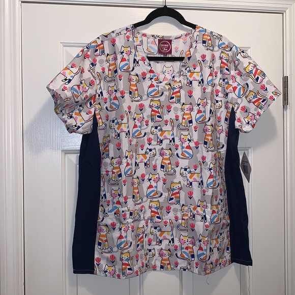 Cat Print V-Neck Microfiber Scrub Top with Stretch Side Panels - Picture 5 of 8